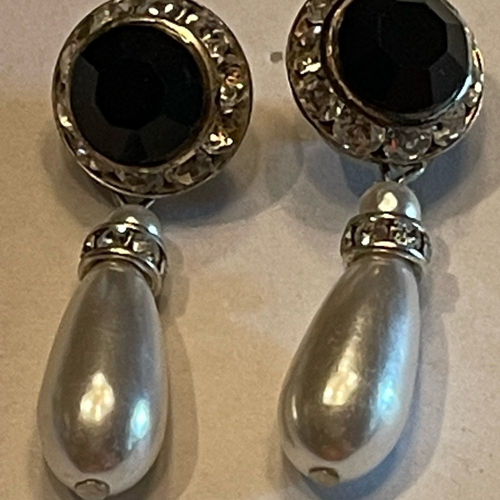 Costume jewelry pearl black dangle earrings